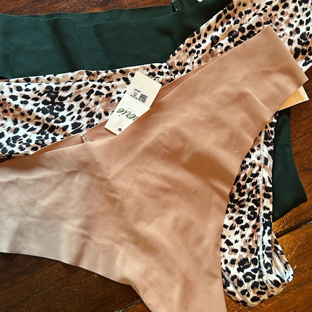 Aeries Smoothez Thongs - New with Tags On!